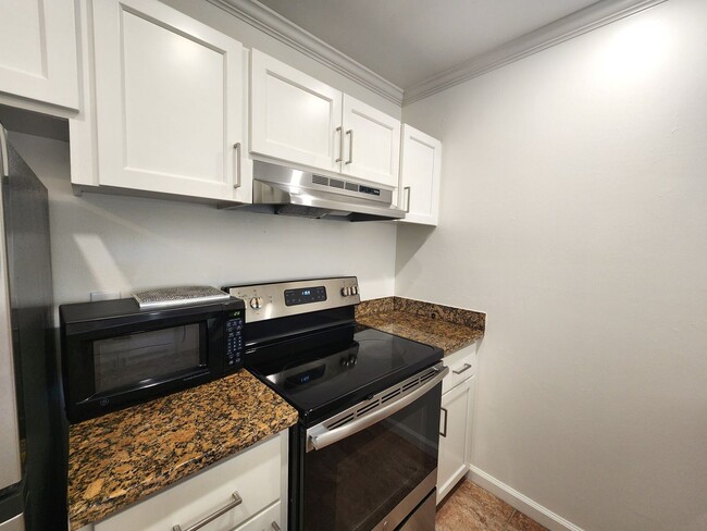Building Photo - 1 Bedroom 1 Bath Remodeled Condo Available...