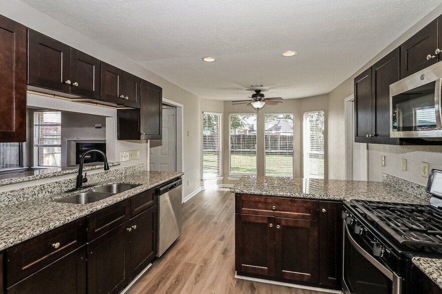 Building Photo - 15815 Spruce River Ct