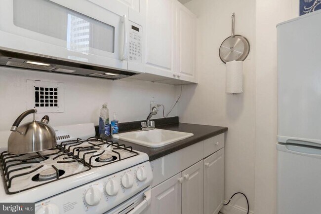 Building Photo - 1121 Arlington Blvd