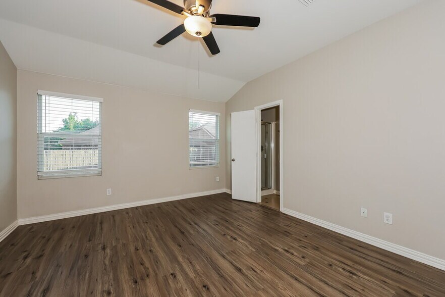 Building Photo - 573 Creekbend St