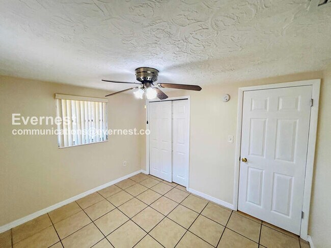 Building Photo - 2127 Erin Dr