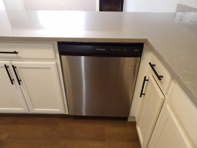 Building Photo - 902 Plaza Dr