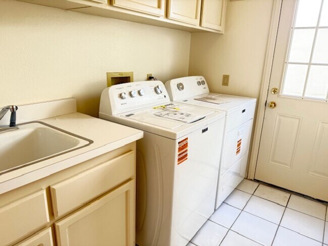 Building Photo - ****1/2 month off rent*****Spacious Home i...