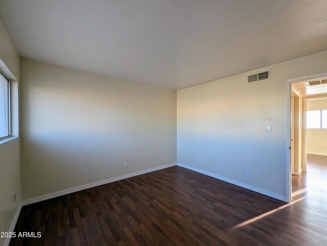 Building Photo - 2233 W Farmdale Ave
