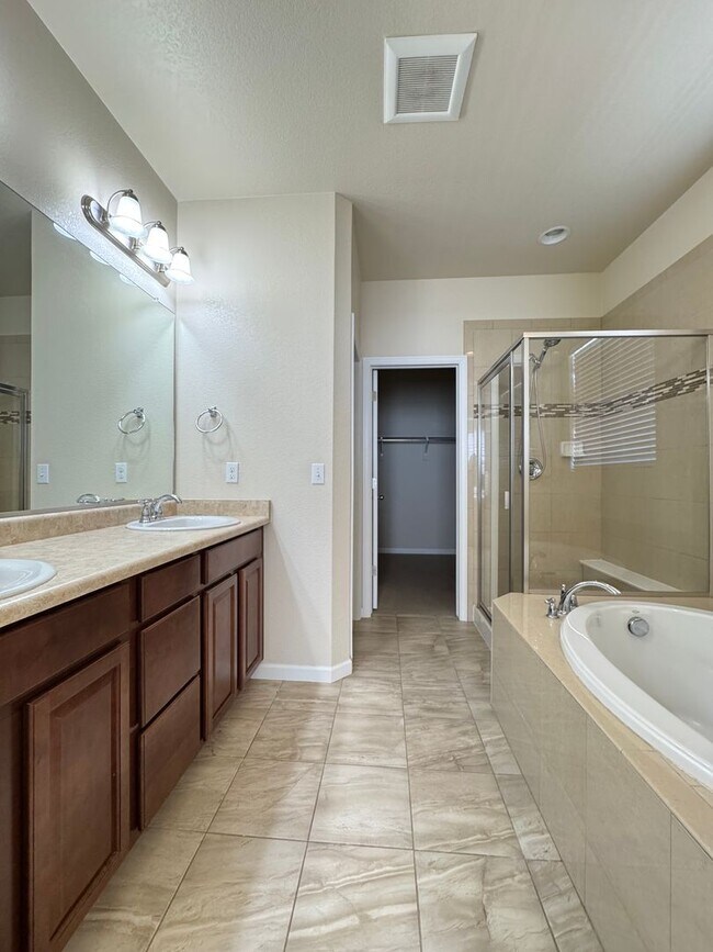 Building Photo - Beautiful Home in Rigden Farms