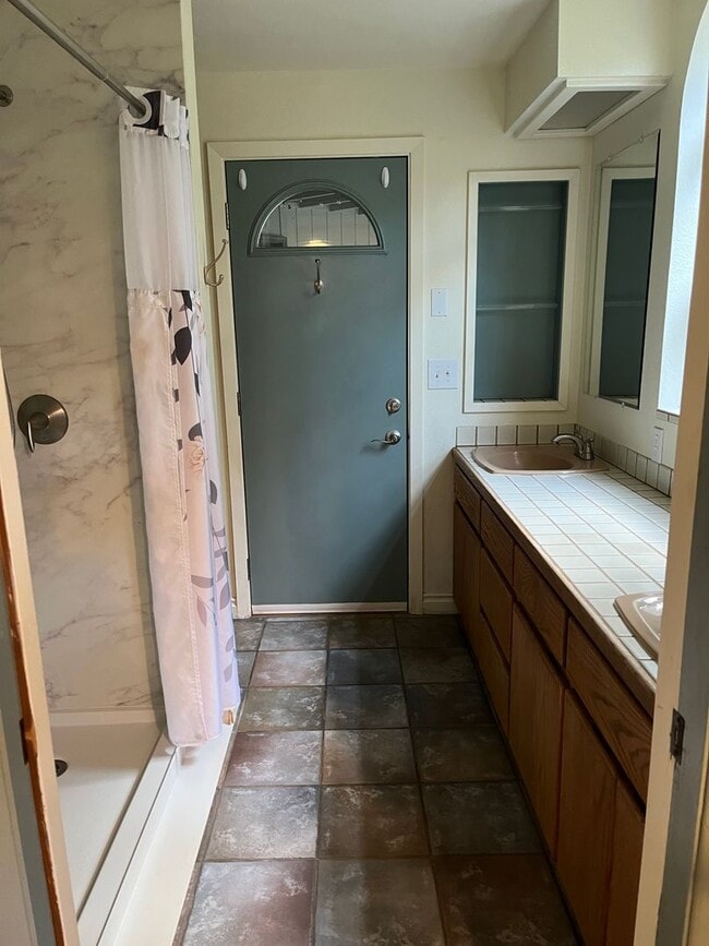 Building Photo - Stunning, Large 1-bedroom Unit in the Forest above McMinnville