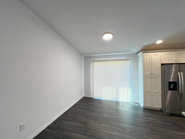 Building Photo - Beautiful 3 Bedroom, 2 Bathroom Home in Oc...