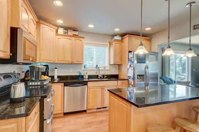 Building Photo - 3 Bed 2 Bath beautiful home on a corner lot in Admirals Cove