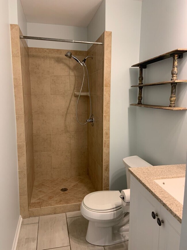 Building Photo - Wonderfully Maintained Ranch in North Oaks!