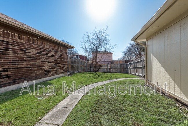 Building Photo - 1812 Medina Dr