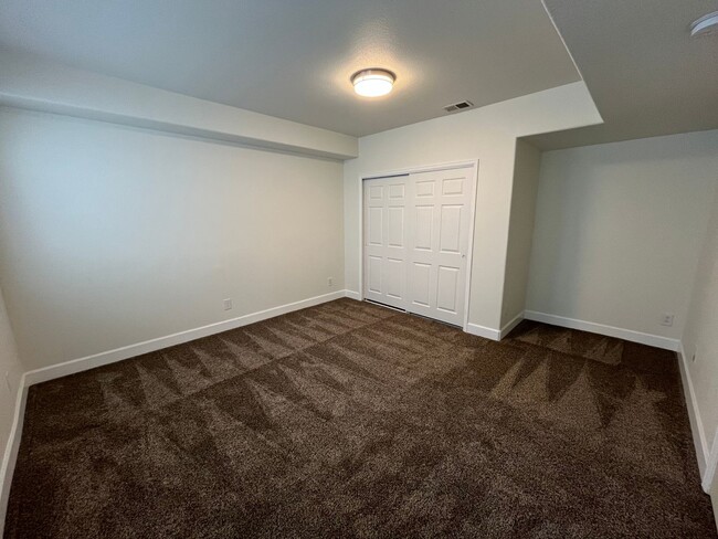 Building Photo - 5 Bed, 3.5 Bath with A/C, Available Now! -...