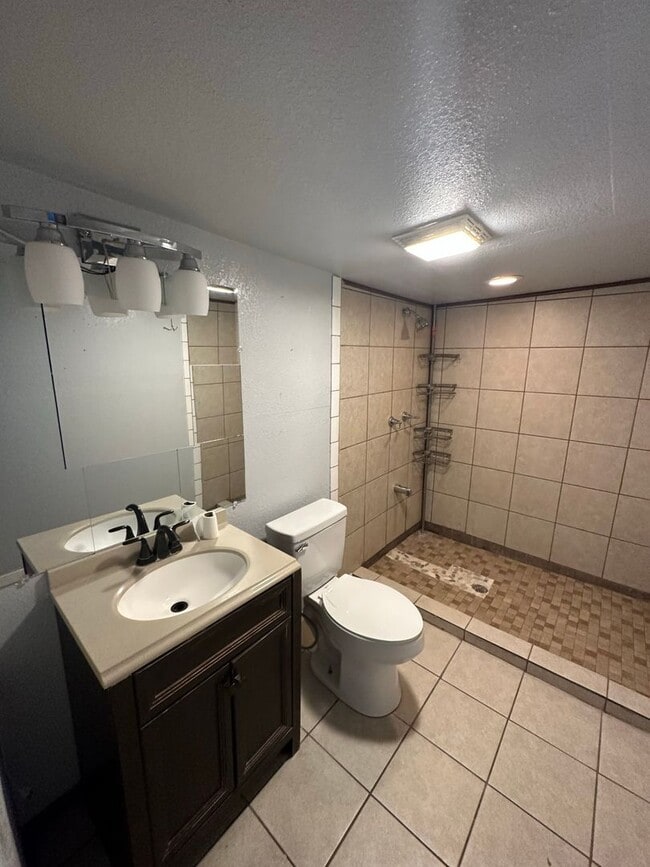 Building Photo - 2 Bed 1 Bath Home
