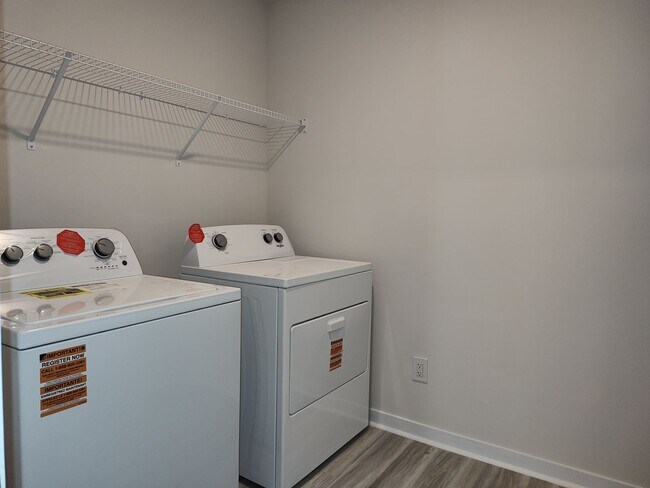 Building Photo - Beautiful home located in the Hamilton Woo...