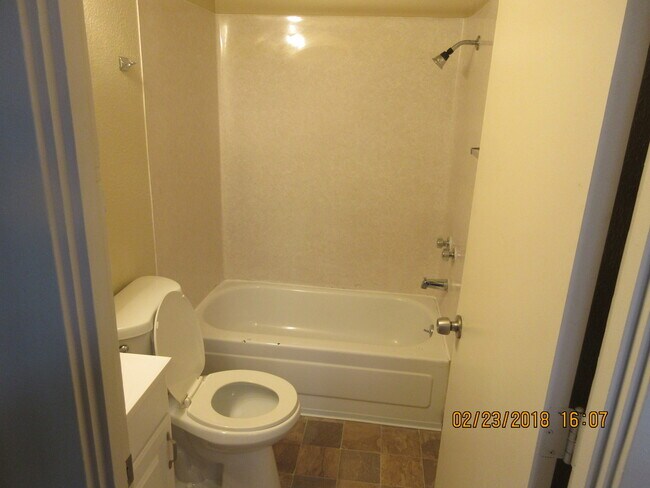 Building Photo - (690) Circle Court - 1 Bedroom / 1 Bathroom