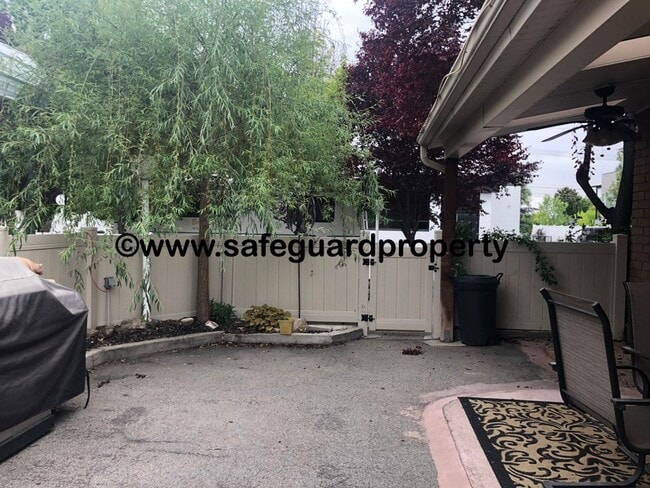 Building Photo - Charming Fully Furnished Bungalow in Millcreek