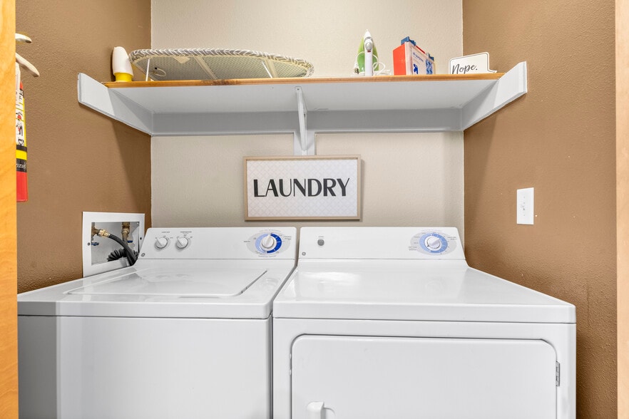 Building Photo - 805 Blue Sky Dr