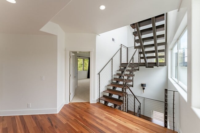 Building Photo - Gorgeous 4 bedroom, 5 bathroom House in Bouldin Creek!