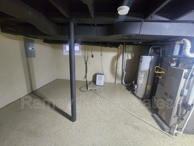 Building Photo - 1772 W Gaulbert Ave