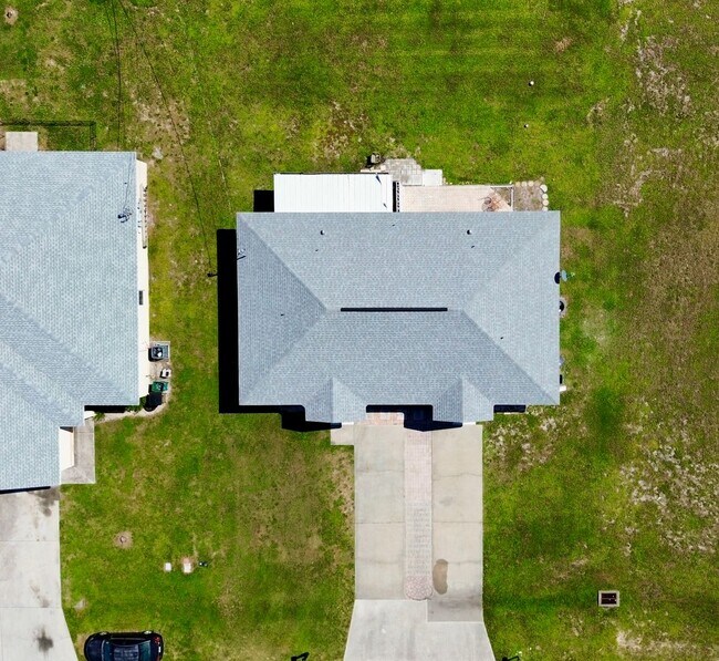 Building Photo - 4133/4135 SW 7th Pl Duplex