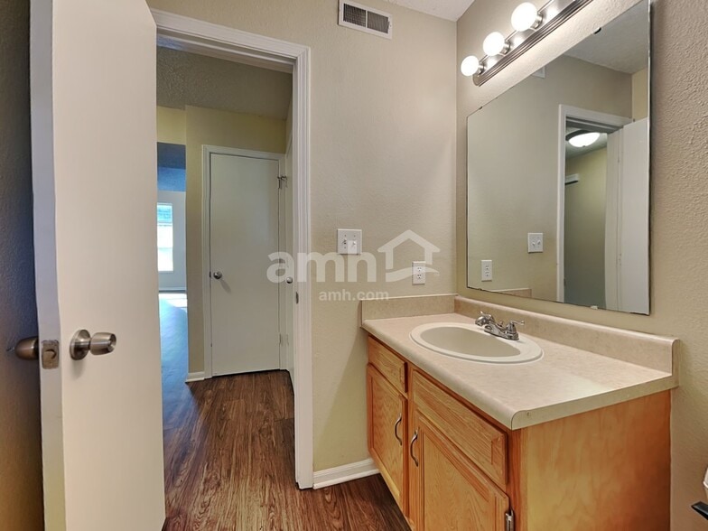 Building Photo - 5426 Alameda Rd