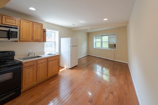 Building Photo - Spacious 1 BD 2 BA Apartment in the Histor...