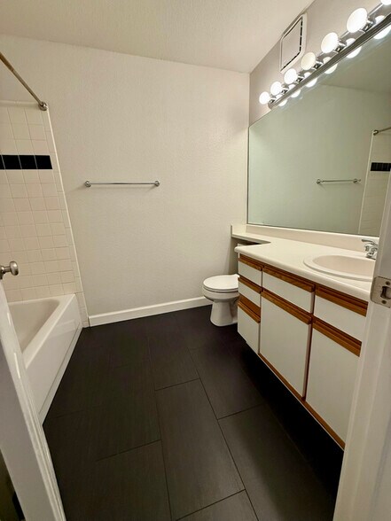 Building Photo - 33 S Boulder Cir