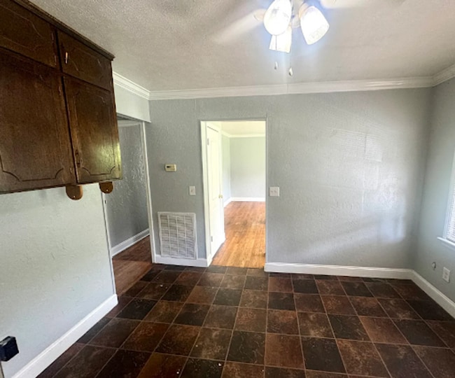 Building Photo - 3 BED 1.5 BATH IN JVILLE!
