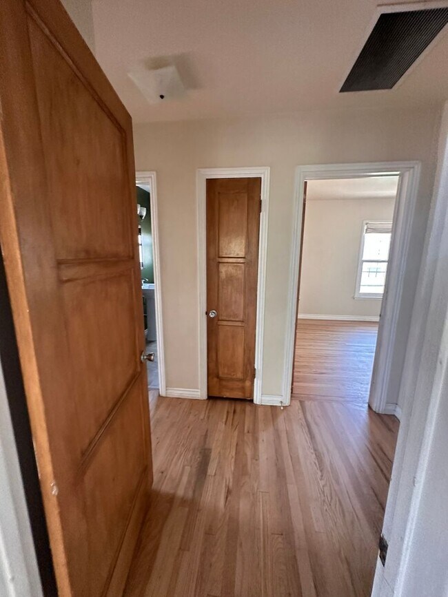 Building Photo - 2152 Rexford Dr