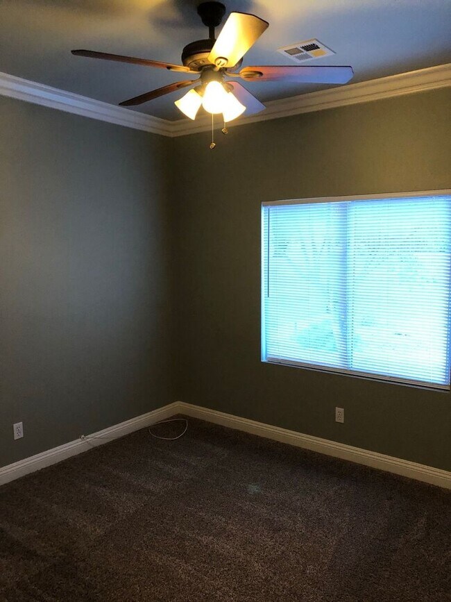 Building Photo - Sunridge