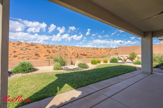 Building Photo - Stunning 4 Bedroom Home with Gorgeous Back...