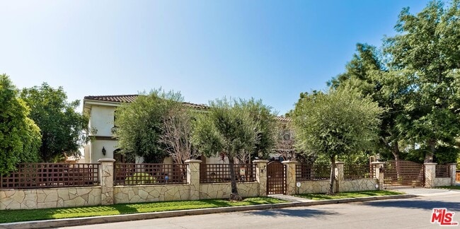 Building Photo - 6127 Rhodes Ave