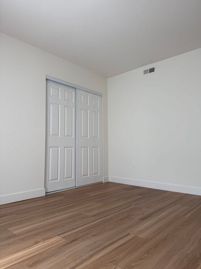 Building Photo - Classic 3Br/2Ba Bottom Level Condo in Campana Villas W/ Golf Course View