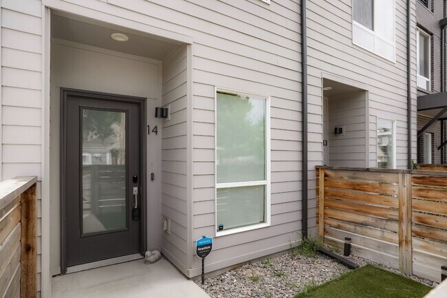 Building Photo - Stylish Sloan’s Lake Townhome with Rooftop...