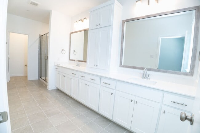 Building Photo - 9508 Espalier St