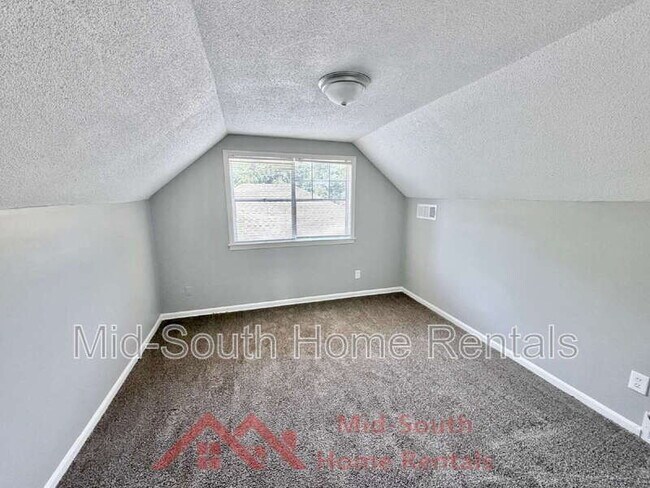 Building Photo - 1733 Gowan Dr