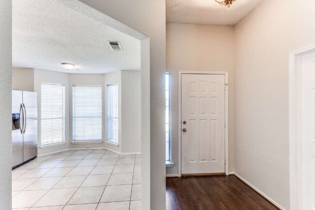 Building Photo - Adorable 3-Bed with Open Floor Plan & Dream Backyard