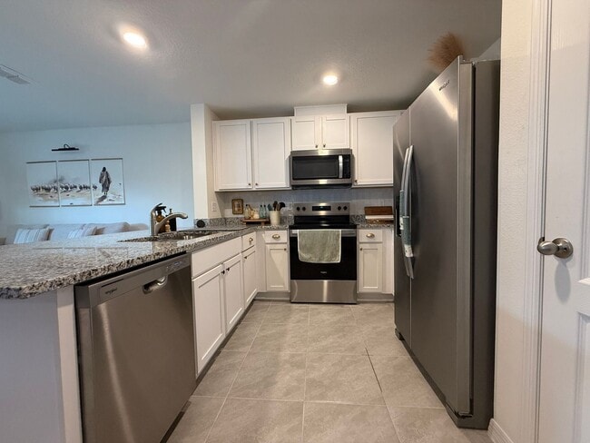 Building Photo - Beautiful 3 Bedroom 2.5-bathroom townhome