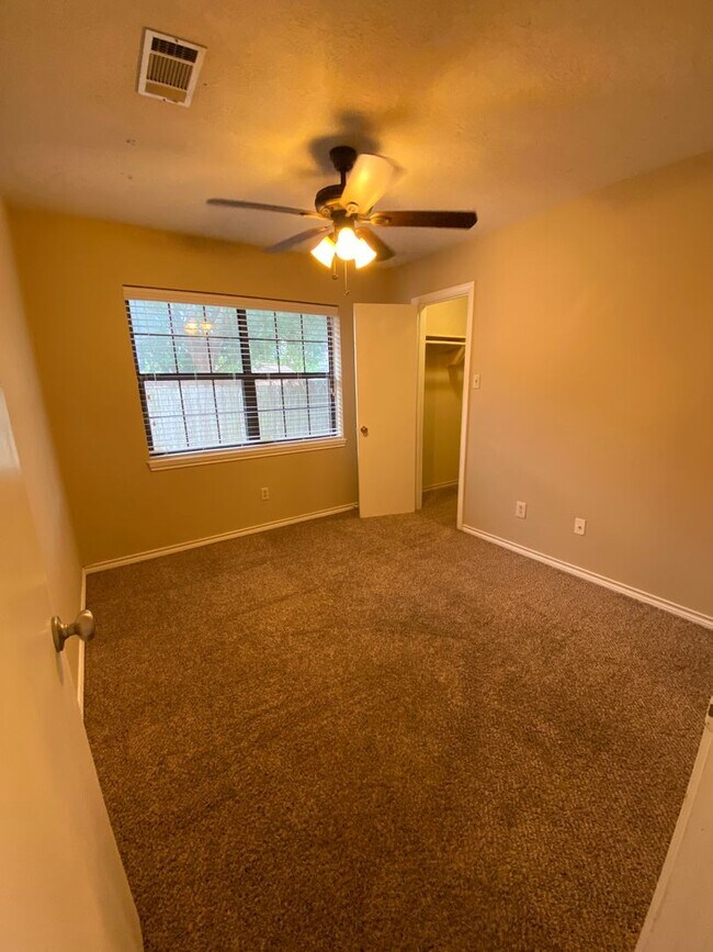 Building Photo - AUGUST PRE-LEASE Spacious & Affordable 3 B...