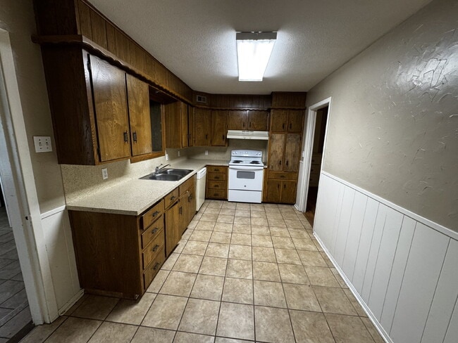 Building Photo - Spacious Home With Sun-room Located Within...