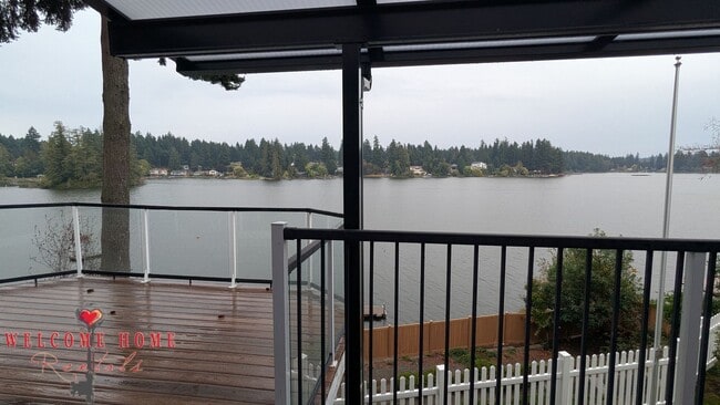 Building Photo - Huge waterfront home, fully furnished, boa...