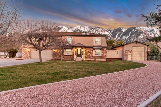 Building Photo - Beautiful 5-Bedroom Home in Sandy!