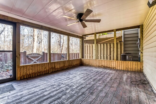 Building Photo - Well maintained 3-level 3Bd/2 full & 2 half bath TH in the sought-after Burke Centre!