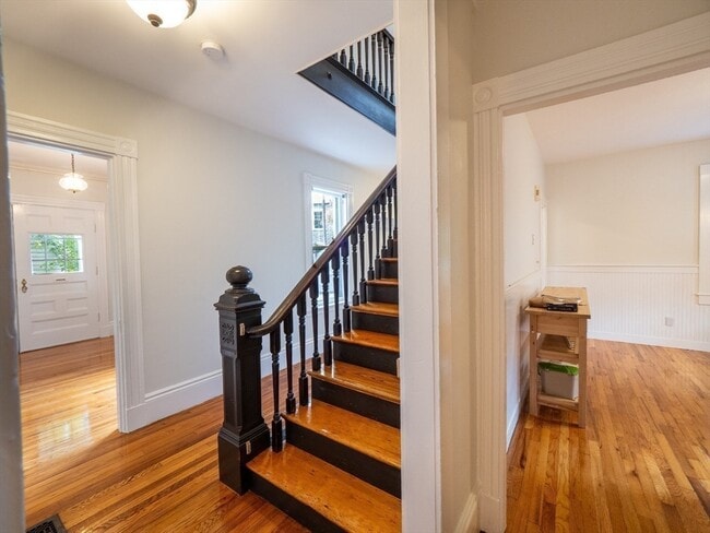 Building Photo - 12 Adella Pl