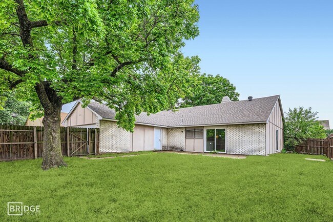 Building Photo - 8314 Kensington Dr