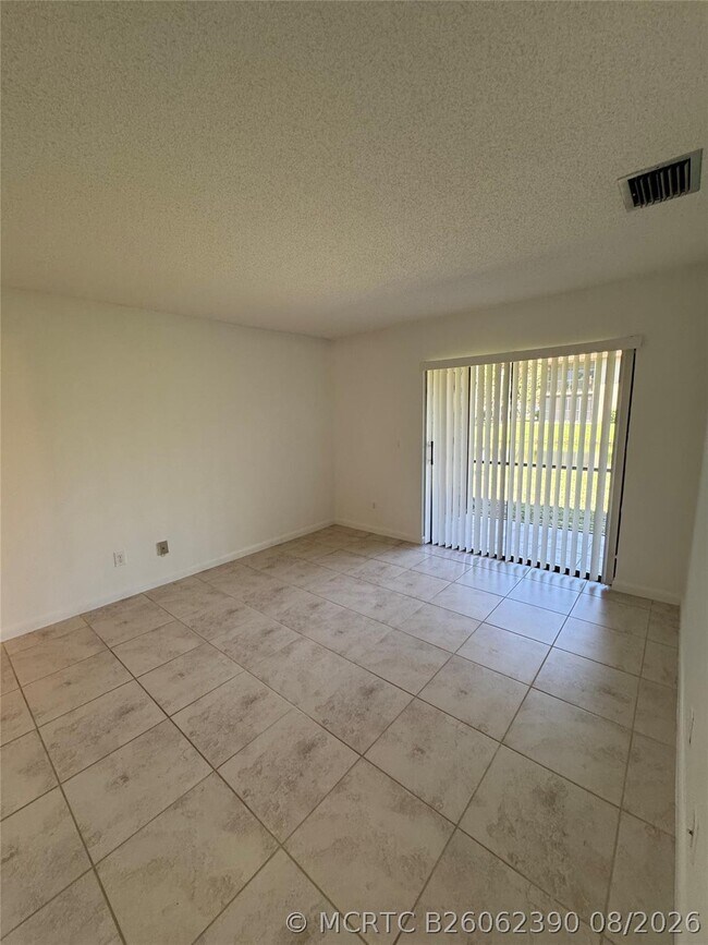 Building Photo - 445 Lakeview Dr