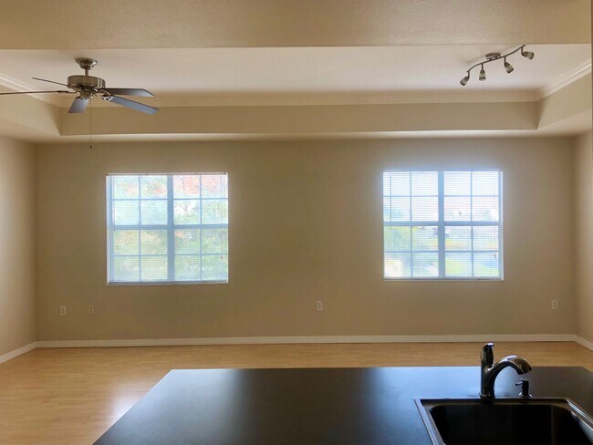 Building Photo - 2/2 condominium available January 1st 2026 for annual lease