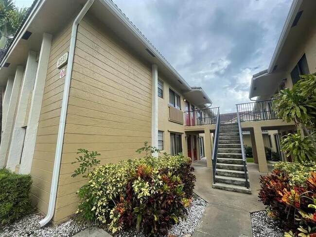Building Photo - 2621 Riverside Dr
