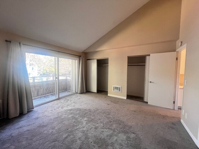 Building Photo - Specious 2-Bedroom Home with Prime Access