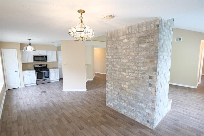 Building Photo - 22015 Kenlake Dr