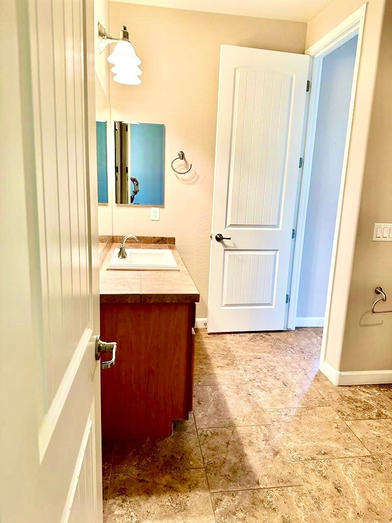 Building Photo - 722 E Sipapu Dr